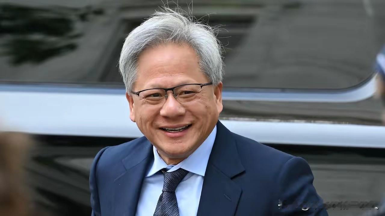 看黄仁勋这样身家亿万、坐拥顶级资源的大佬，走遍全球始终顶着一头花白头发，其实就揭