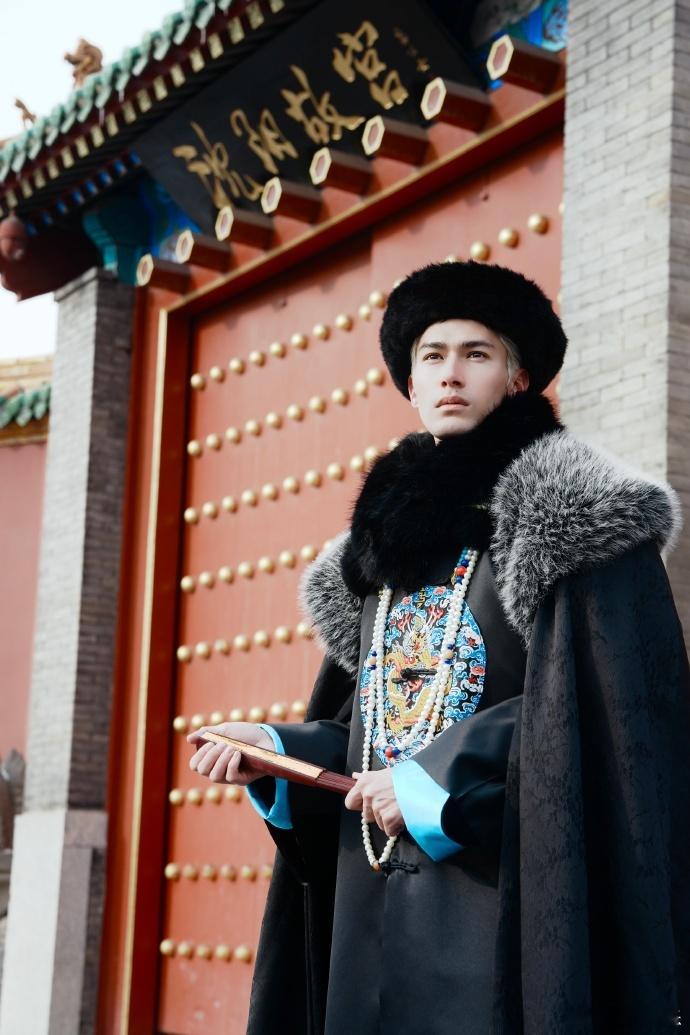 米卡重生之我在中国当王爷米卡穿上这身清装，挺拔又贵气，简直像重生文里那位手握权柄