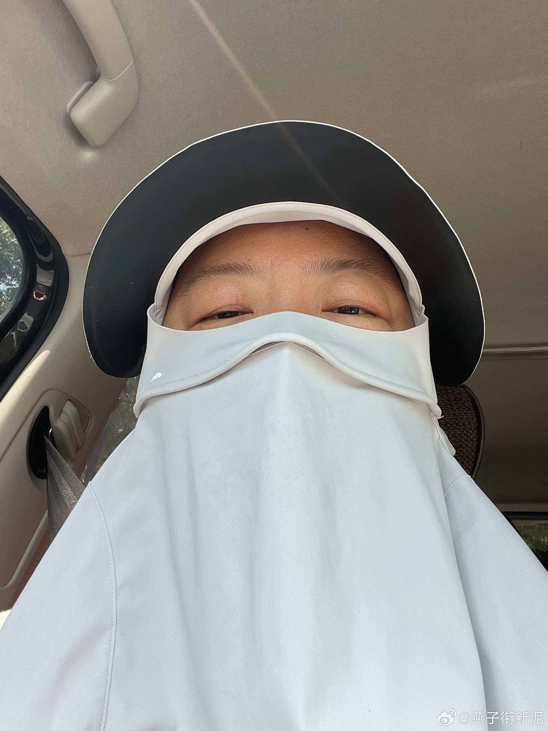 我的天啊，太热了，体感温度39度，发烧都到不了的温度，我在送货的路上，在车上也戴