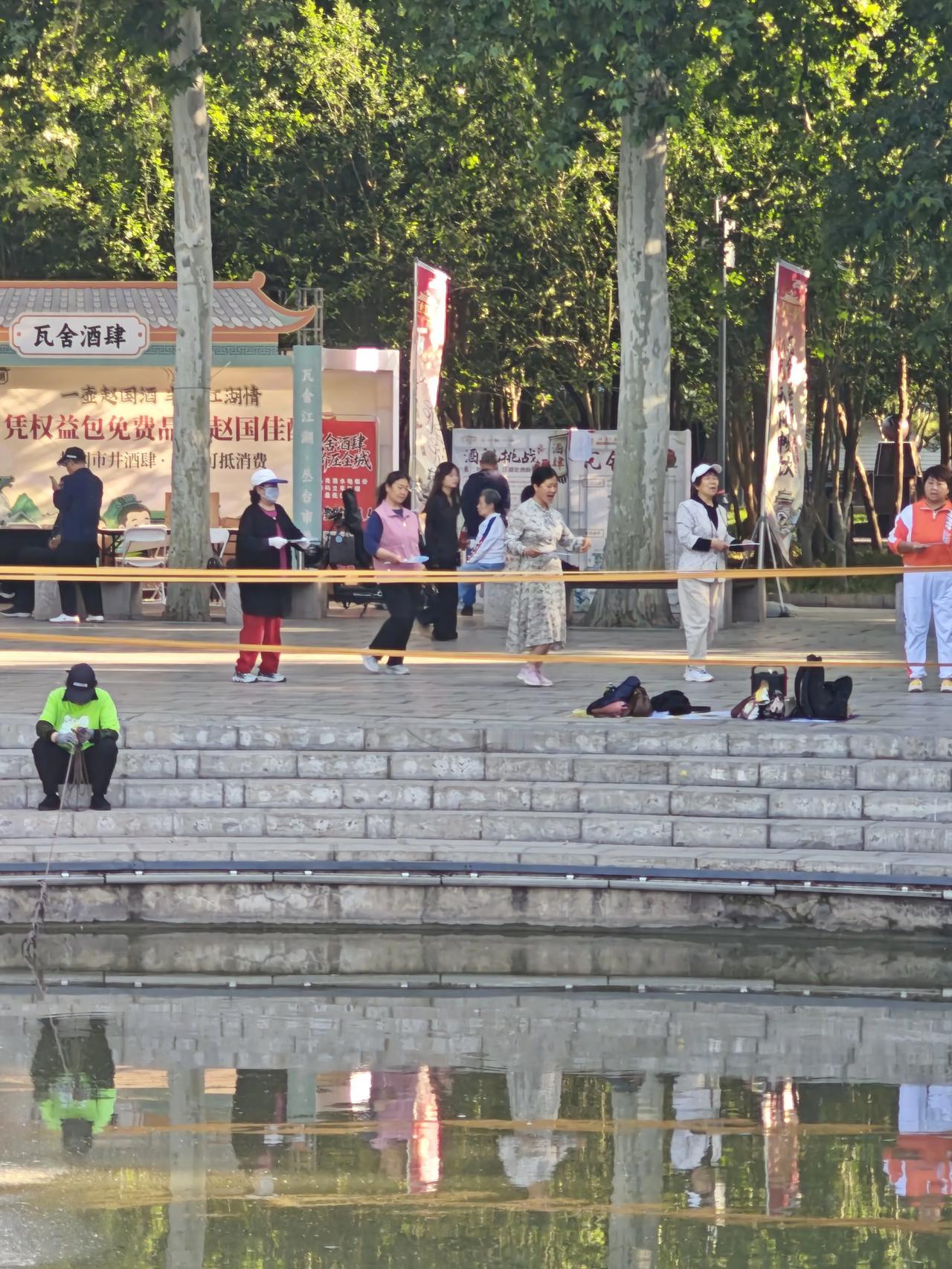 同样的年纪，后面的人在跳舞锻炼身体，前面的人在安静地工作。一动一静，画面也挺和谐
