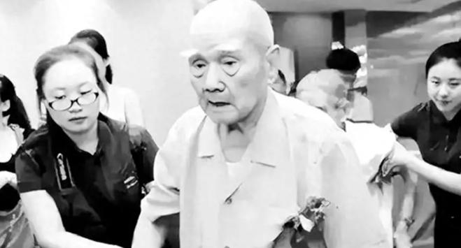 2002年，一位72岁的台湾老兵，时隔多年终于回到江苏老家探亲，一顿酒席后，老兵