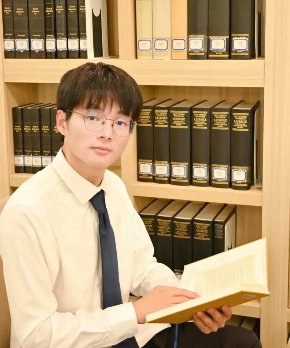 我26岁还在纠结外卖满减怎么凑，人家已经带博士了。
最近浙大这位1999年出生的