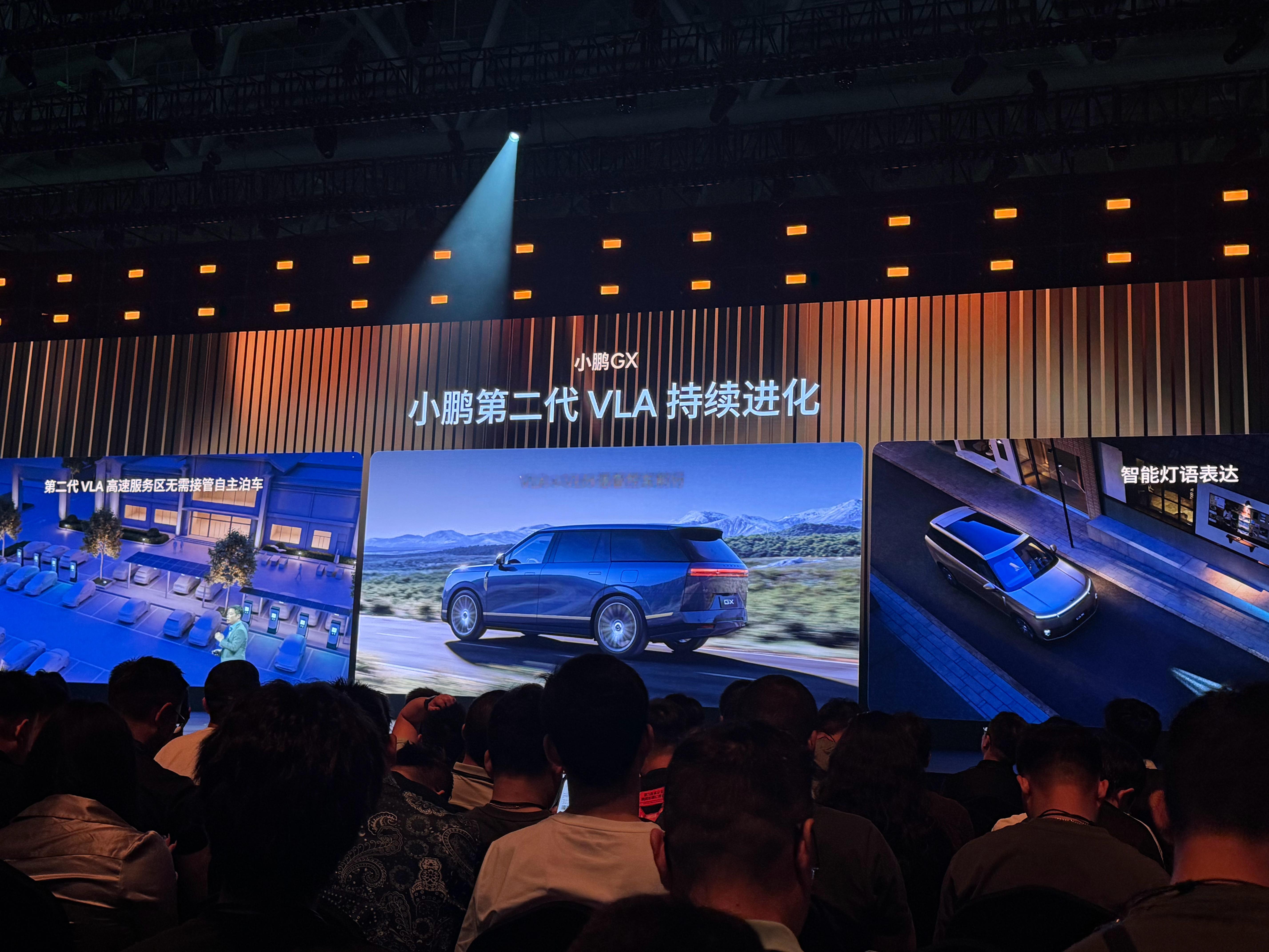 小鹏第二代 VLA 还在探索一些新功能。- 高速服务区无需接管自主泊车- VLA