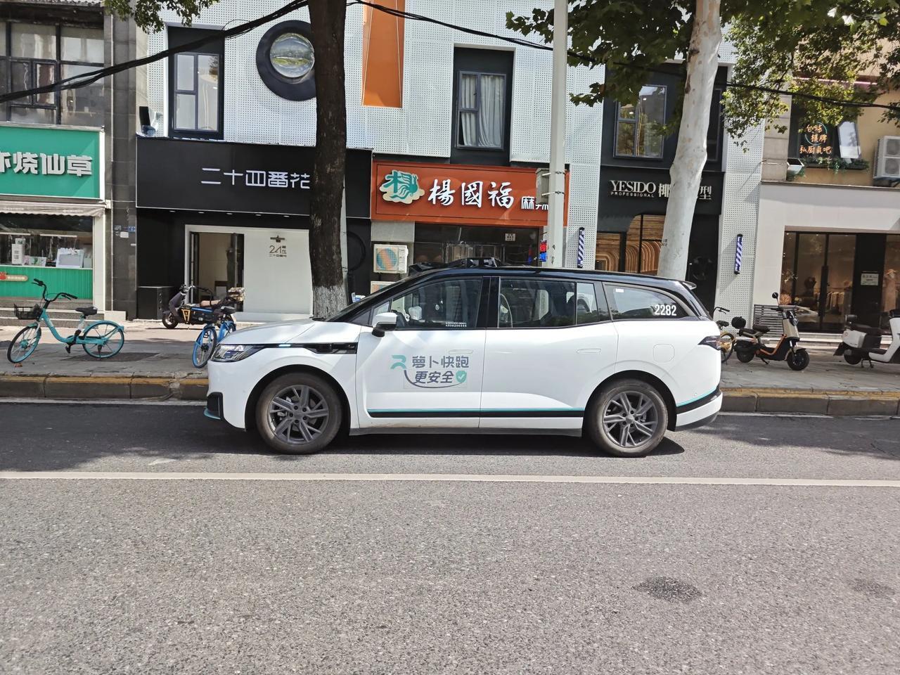 武汉的南湖区域经常可以看到萝卜快跑无人出租车。本地的司机应该都知道南湖是什么路况