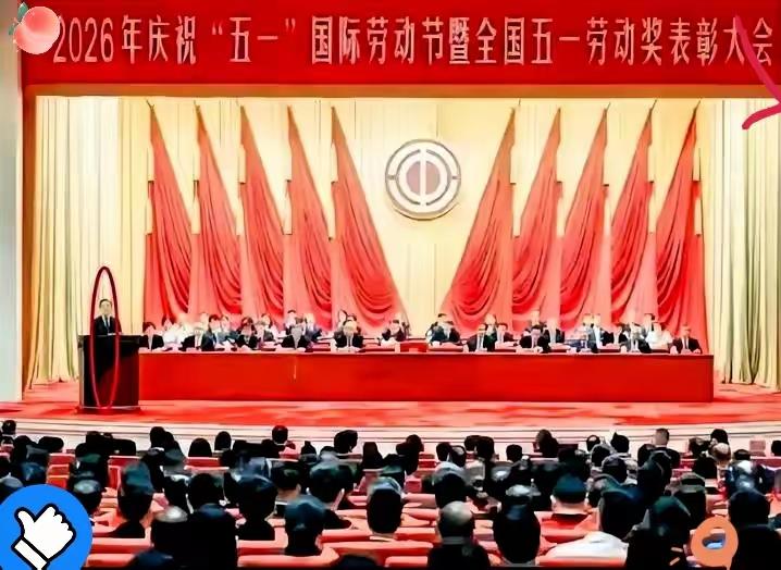 今年五一劳模名单一出，
网上争议直接炸了锅。
很多人下意识嘲讽，觉得这份荣誉早已