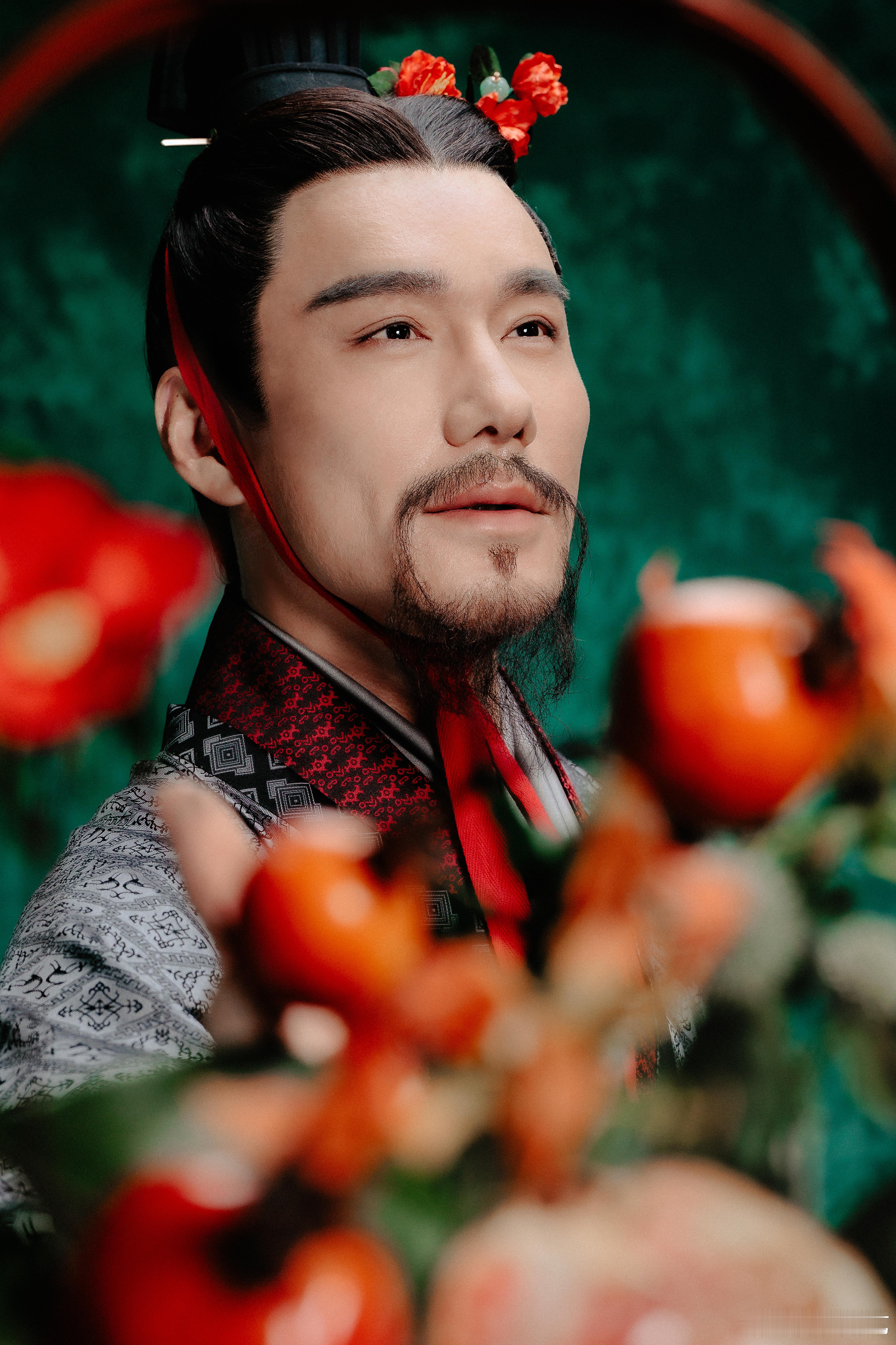 春晚第一眼没认出这是胡兵 谁懂啊！《贺花神》的舞台美学直接拉满。胡兵饰演的五月石