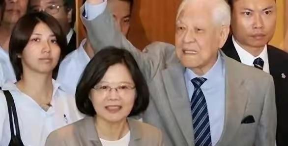 一些“台独分子”开始纷纷撤离台湾，他们开始了转移财产，甚至有的人已经做好了久居国