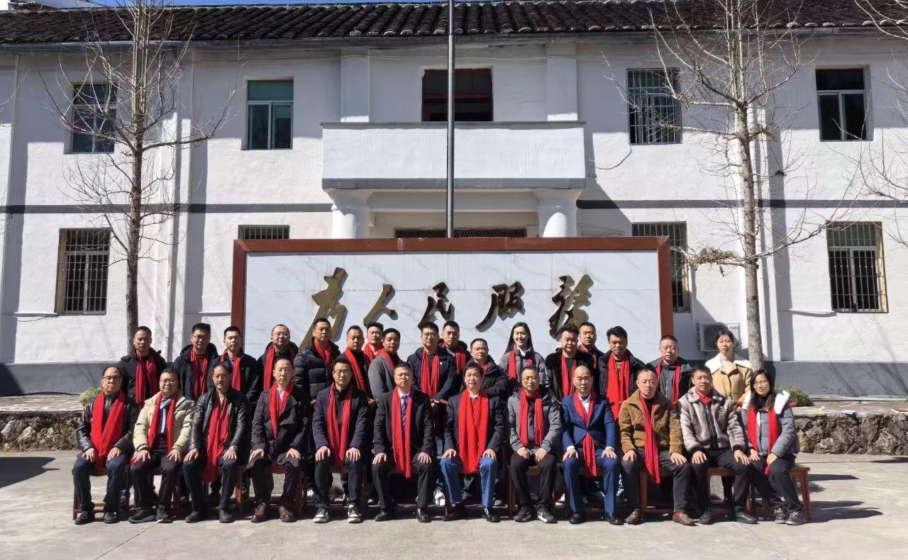 七律•2024杨源乡贤春节座谈会(外五首)

李家宁(福建)

树高千尺应不狂，