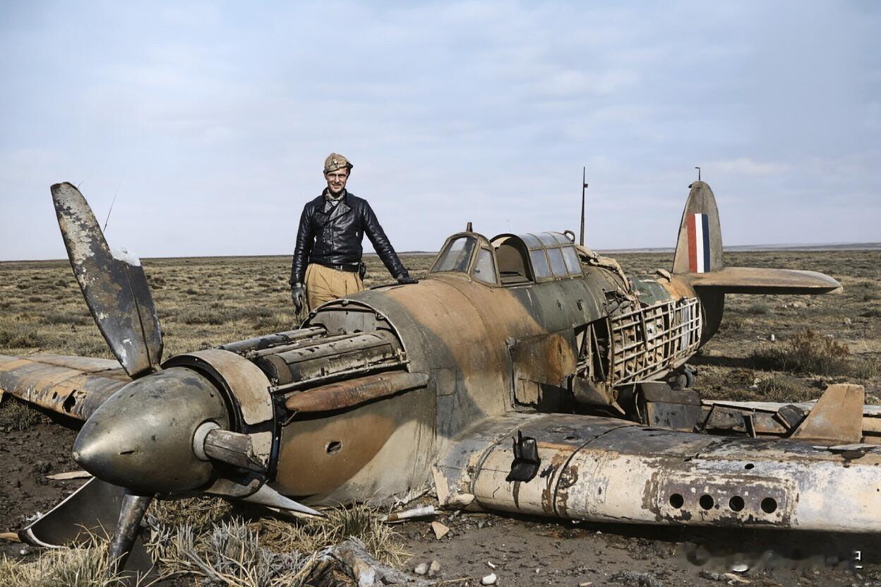 一名德国空军飞行员与一架被击落的英国皇家空军霍克“飓风”战斗机合影。从飞行员的装