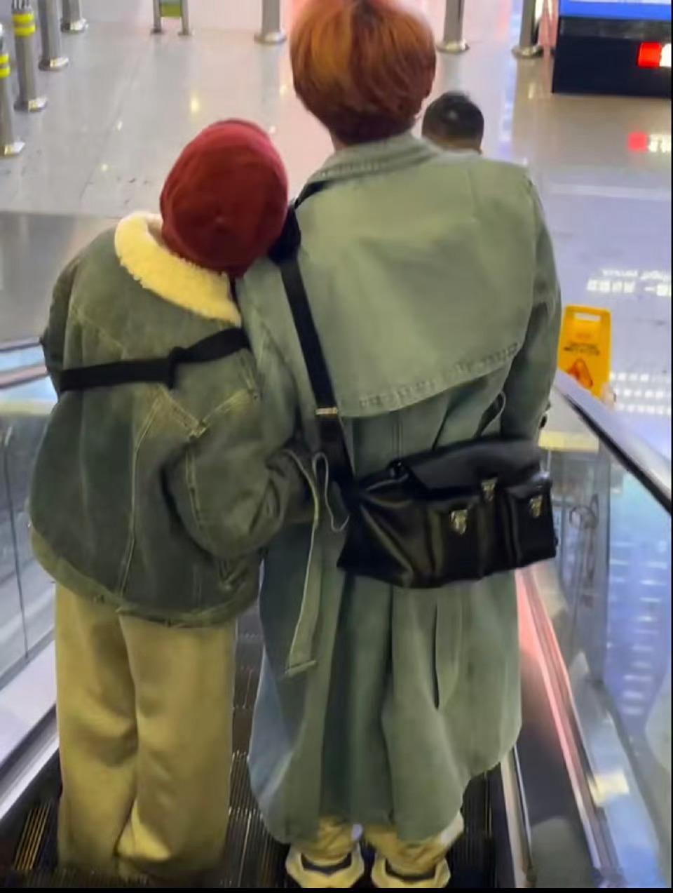 杨丞琳头靠李荣浩肩上 好甜 