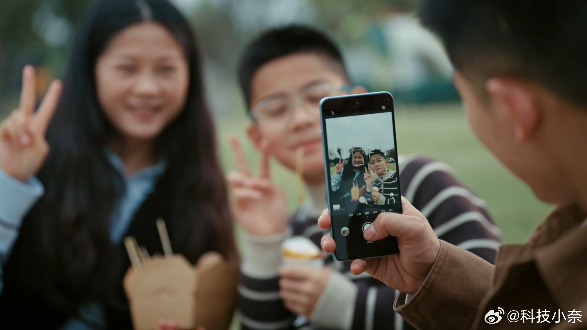 华为畅享90系列搭配《把日子跑亮的人》短片里的真实使用场景，让这款千元机的实力真