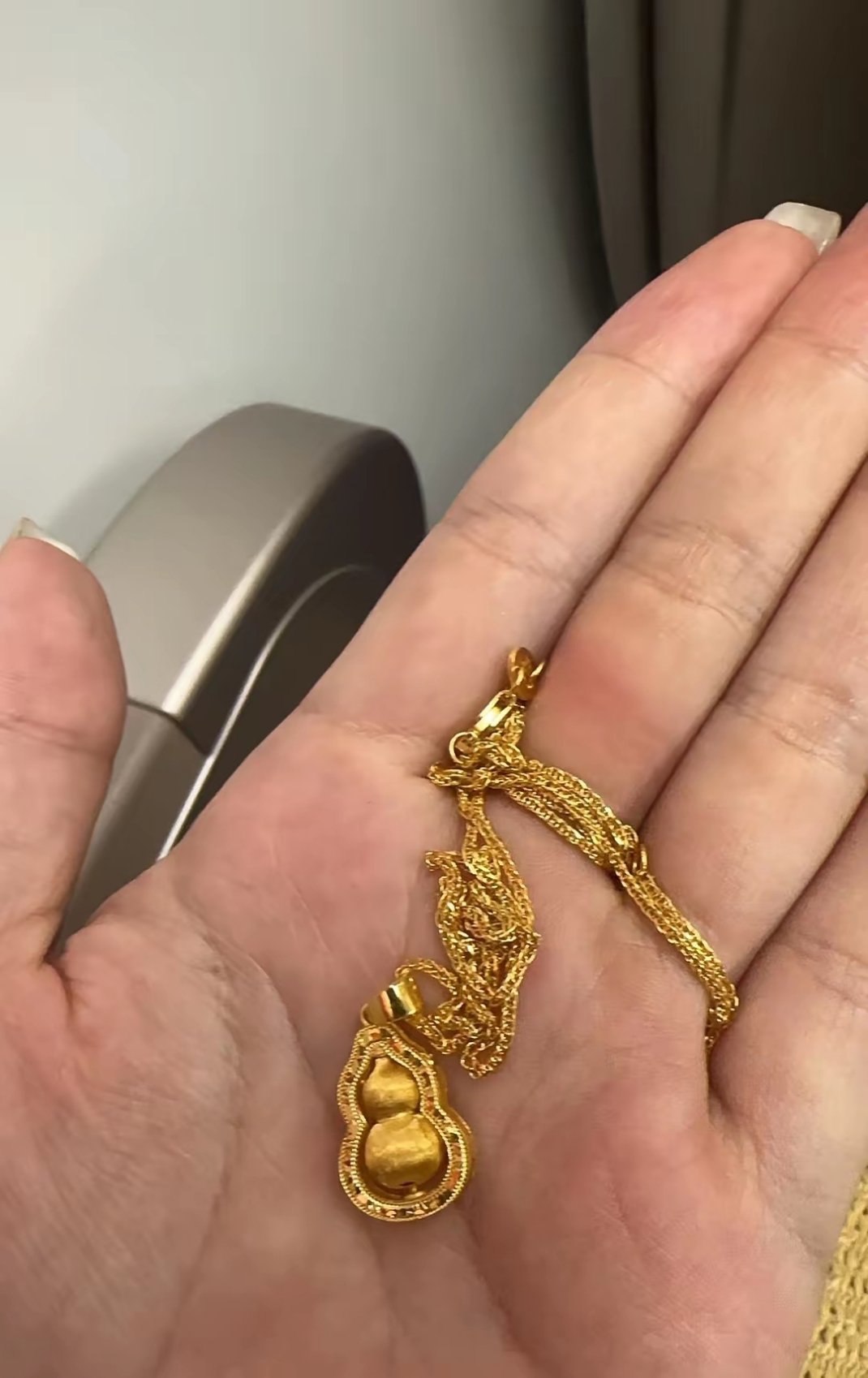 周六女儿回来，递给我一个盒子，打开一看，金项链，葫芦吊坠。“多少钱？”“1080