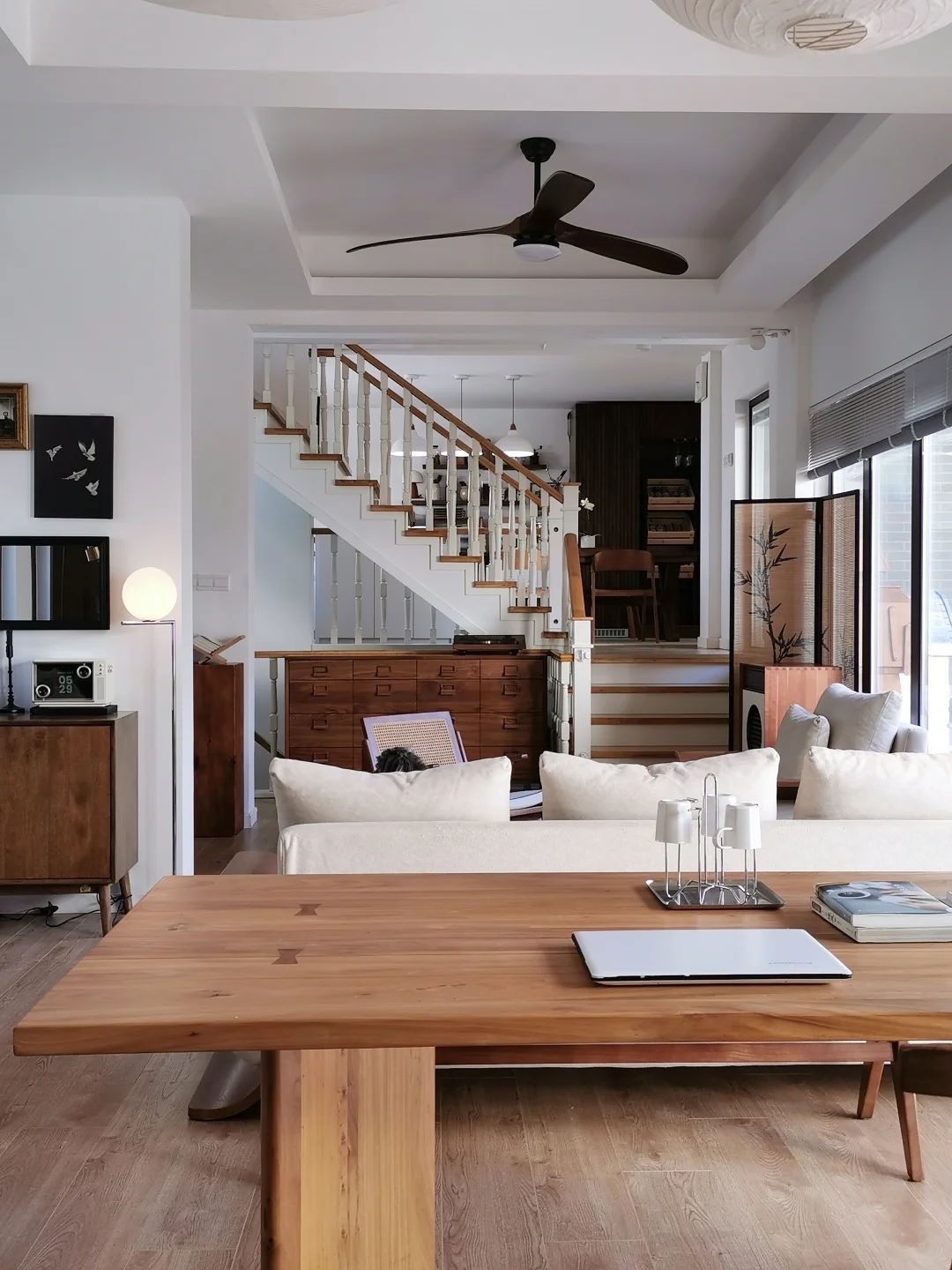 八年前硬装花了35万，没做全屋定制，是因为当初囊中羞涩，哈哈哈😄 两...