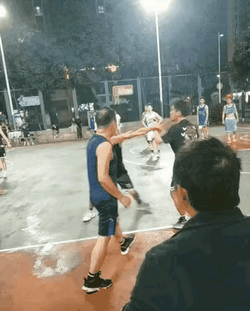 球场还需冷静，年轻人不要太冲动[震惊]打伤还要住院……得不偿失啊！