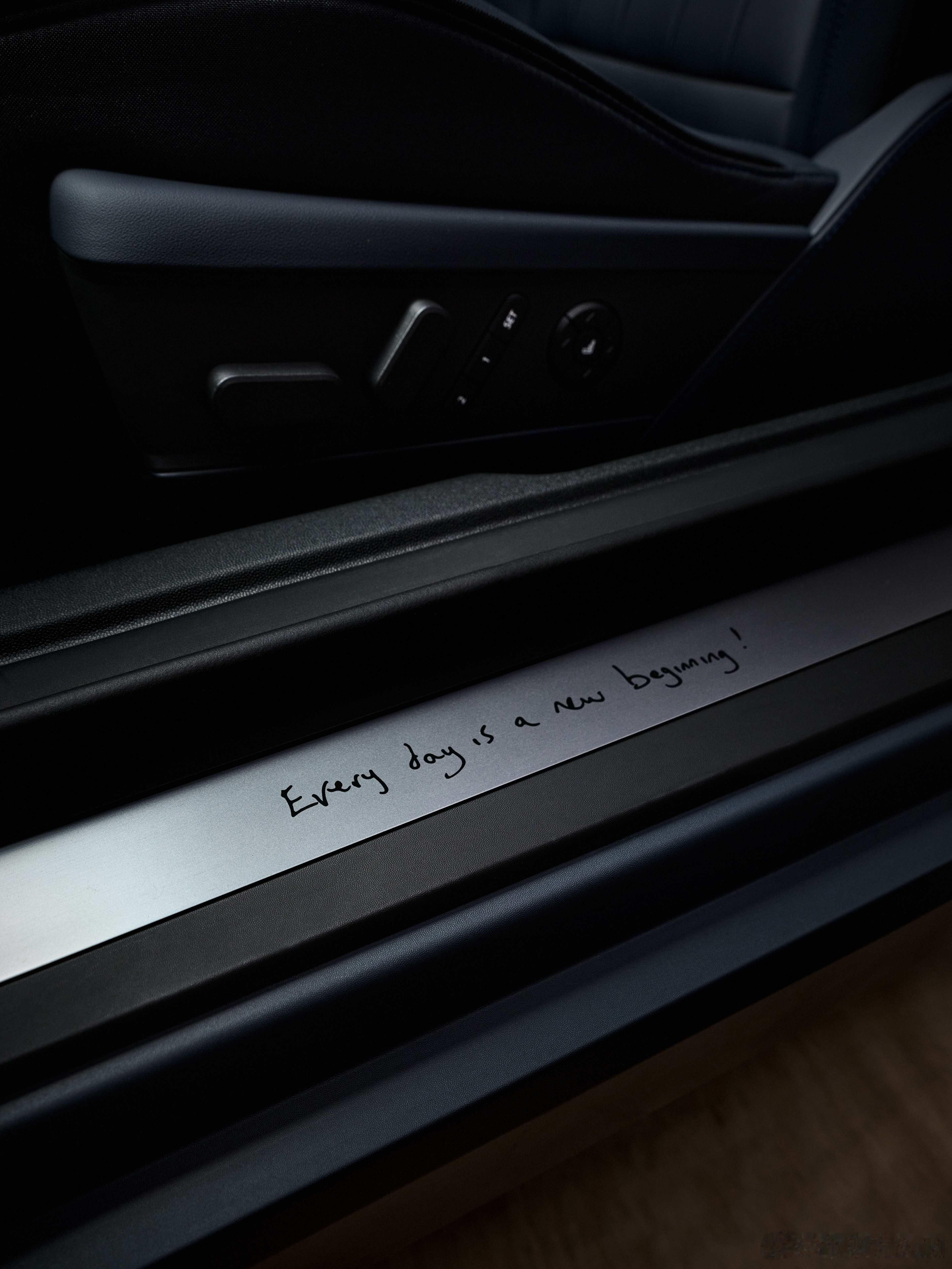 去年年底广州车展亮相的MINI PAUL SMITH已经可以开始预定啦！首先登场