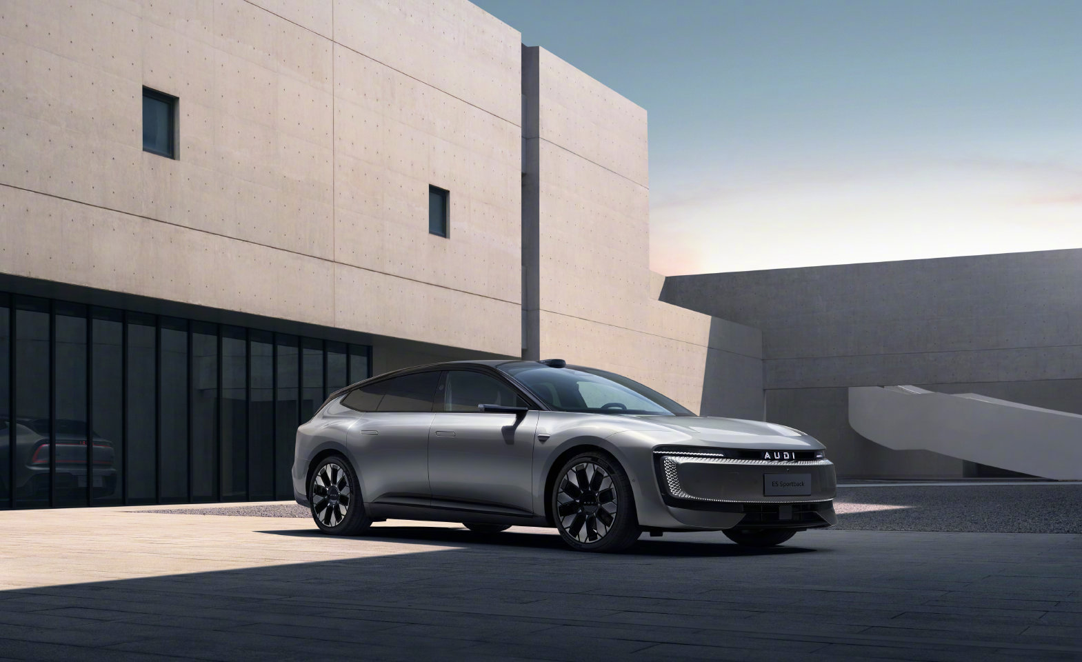 奥迪德国总部放了什么车Concept C概念车、F1 R26赛车、AUDI E5