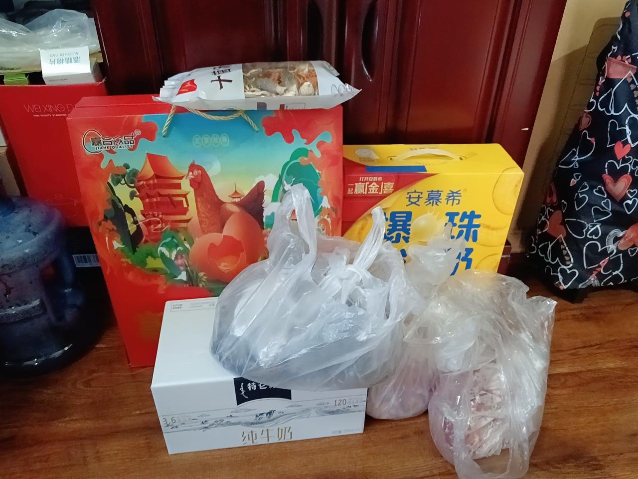 中午正炒菜，朋友打来电话说过来坐坐，一小时后她和爱人拎着好些东西登门。她知道我过