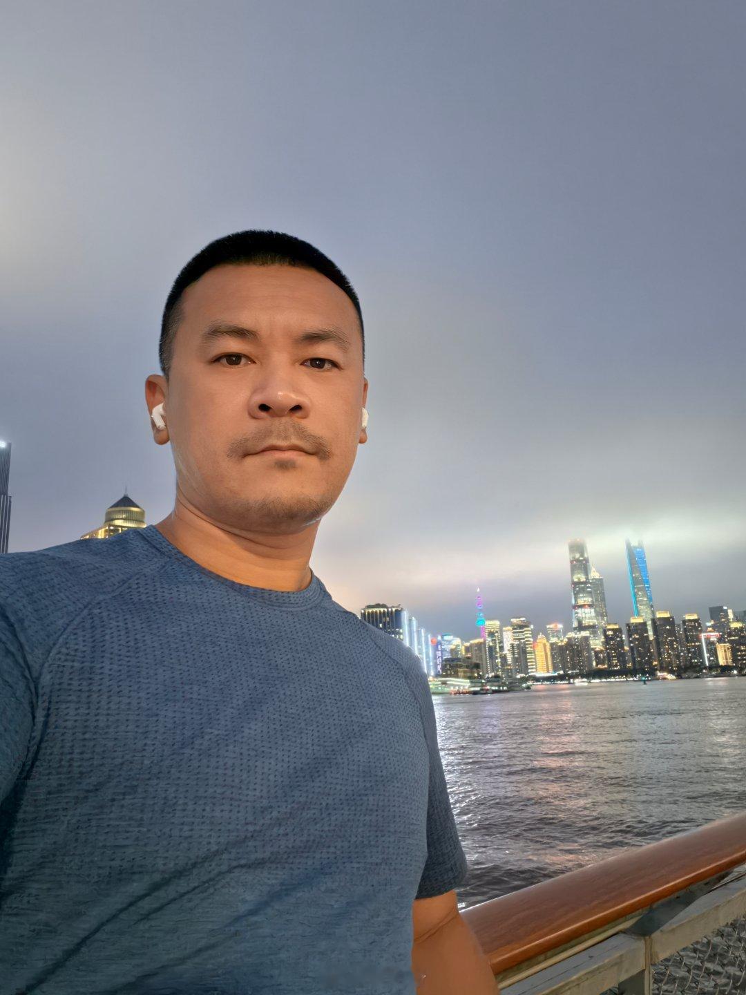 今天吃完晚饭自己出来江边遛弯。这个黑金四件套咋样？最近几天都挺凉快的。哈哈哈。 