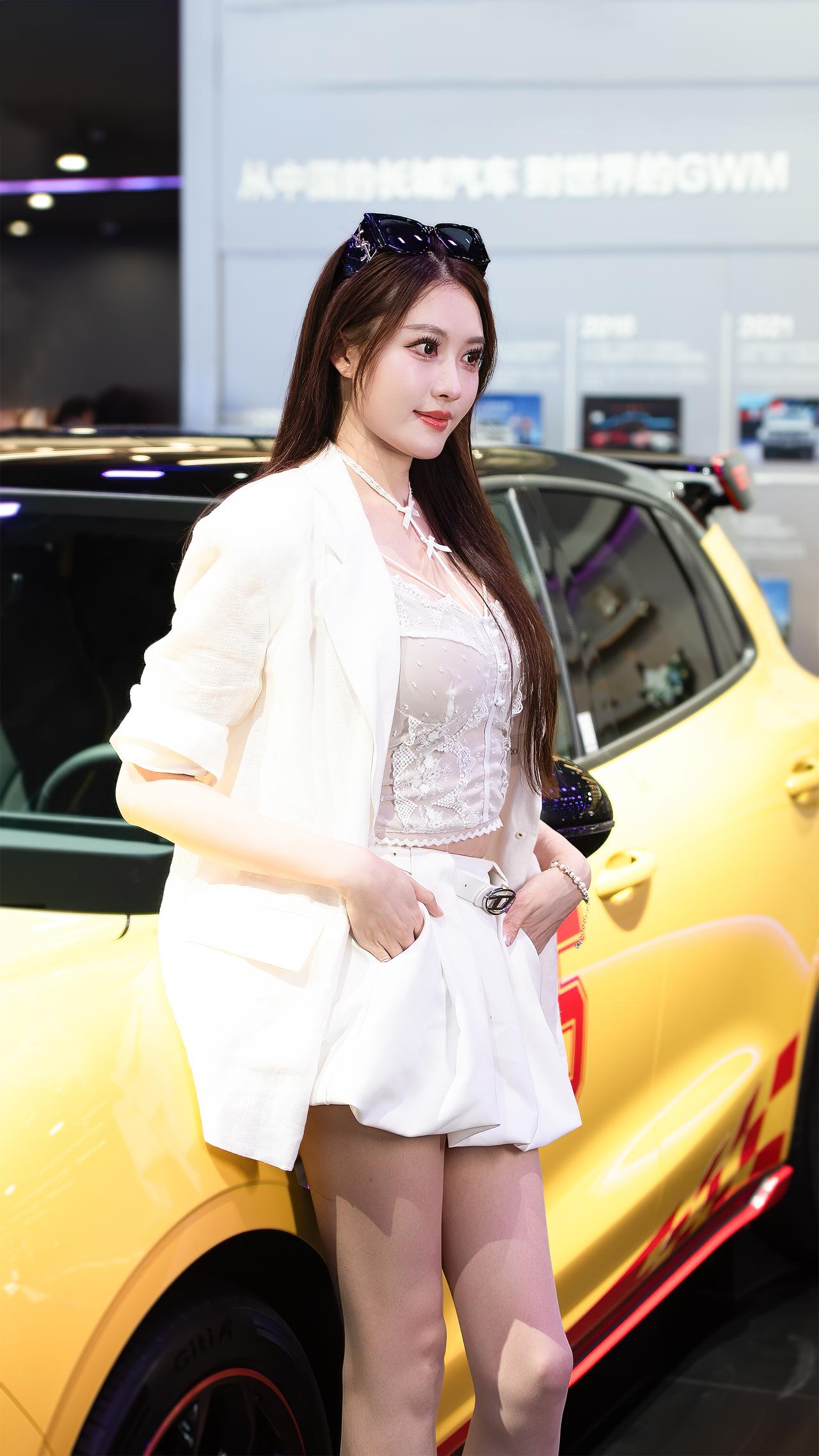 成都车展模特鹿鹿睡不醒车模美女 车展现场美照