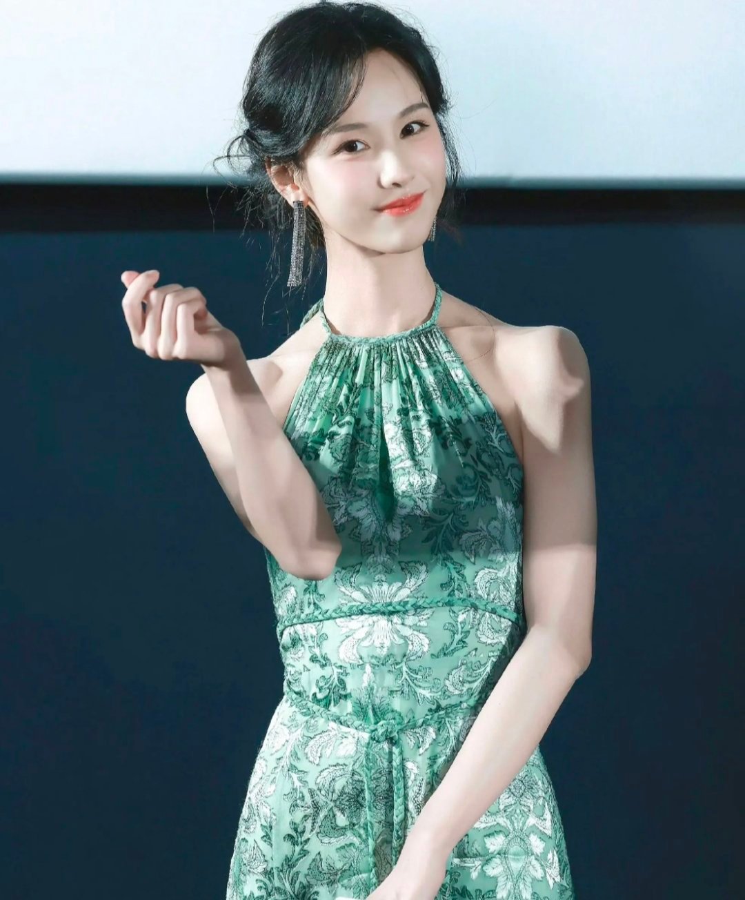 陈都灵这组《时尚COSMO》33周年刊封面，确实把“清冷感”玩出了新高度。出道1