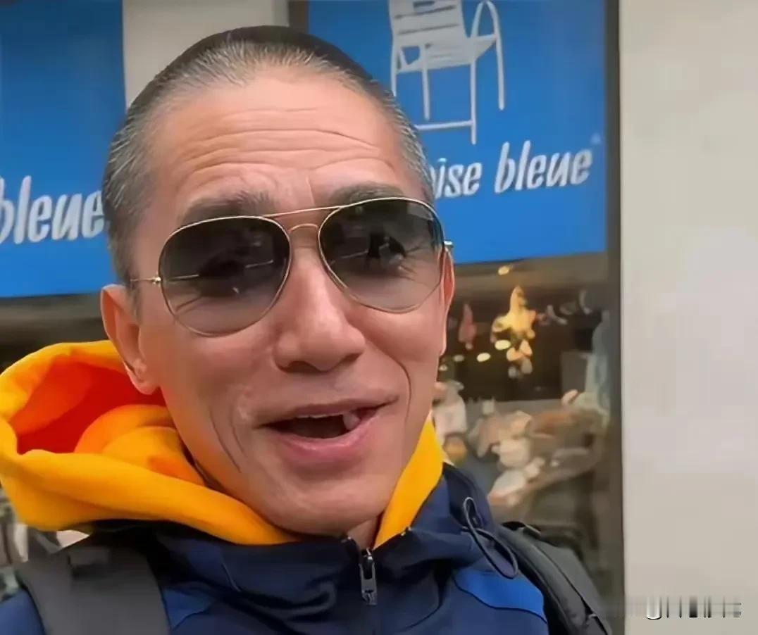 伟仔当年最在意自己的发型了，现在什么都不在乎了