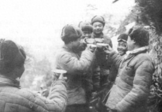 起义部队百余人叛逃携枪，起义将领命令部队放下武器，贺龙坚决不同意下枪！
1950