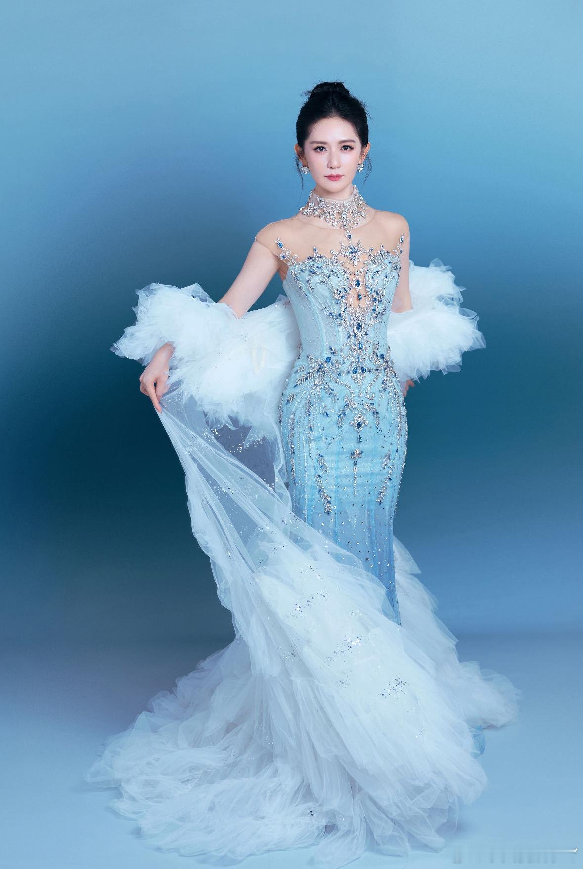 谢娜乘风有自己的艾莎谢娜女儿崇拜妈妈的小眼神舞台上的谢娜光芒万丈，蓝色鱼尾裙造型