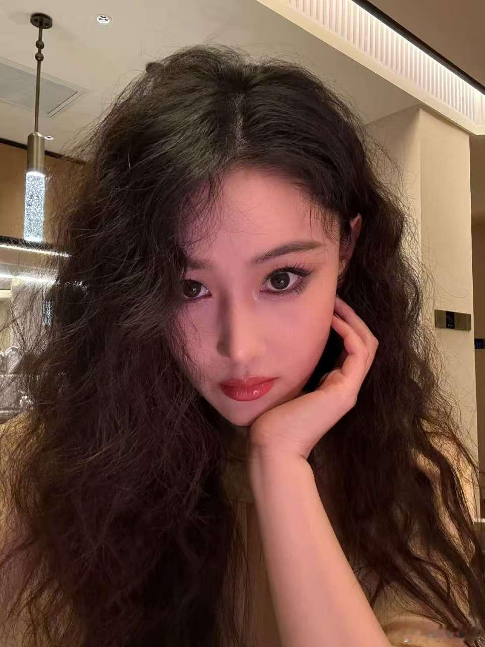 张馨予从床上跳起来去机场张馨予给何捷庆生张馨予给何捷庆生，从床上跳起来去机场，[