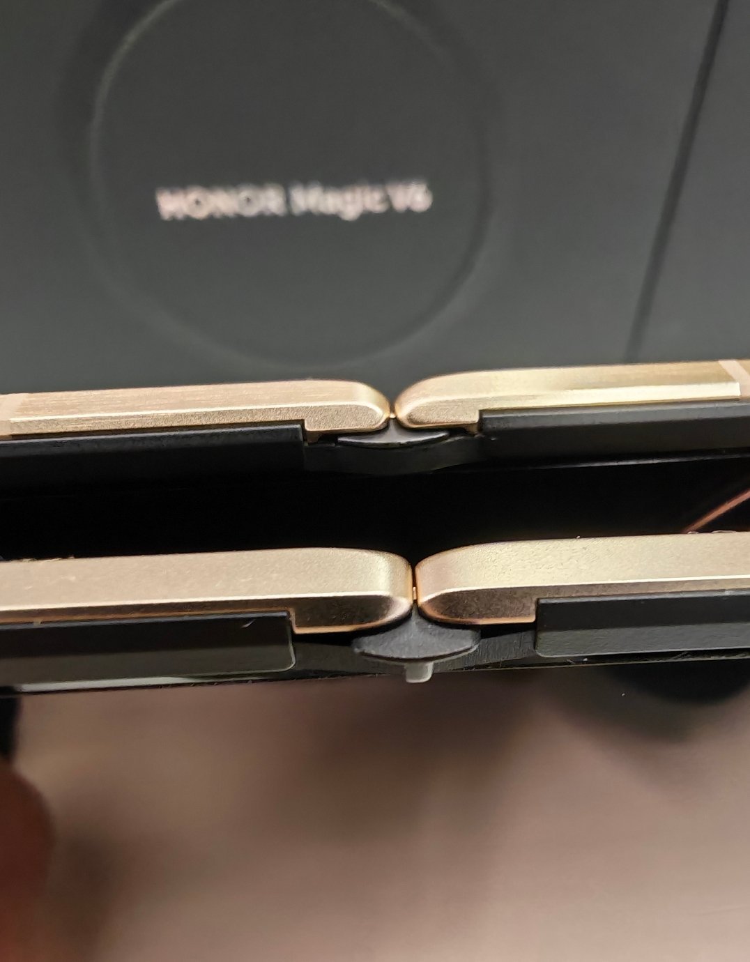 荣耀Magic V6可以玩滑索？荣耀自研的鲁班铰链用了2800MPa的盾构钢，这