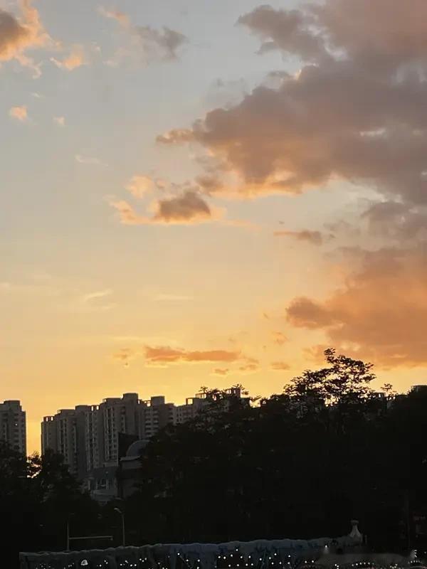 家里最能扛事的人，往往最不擅长哄人，这还真挺常见。

就说那些厉害的男人，他们不