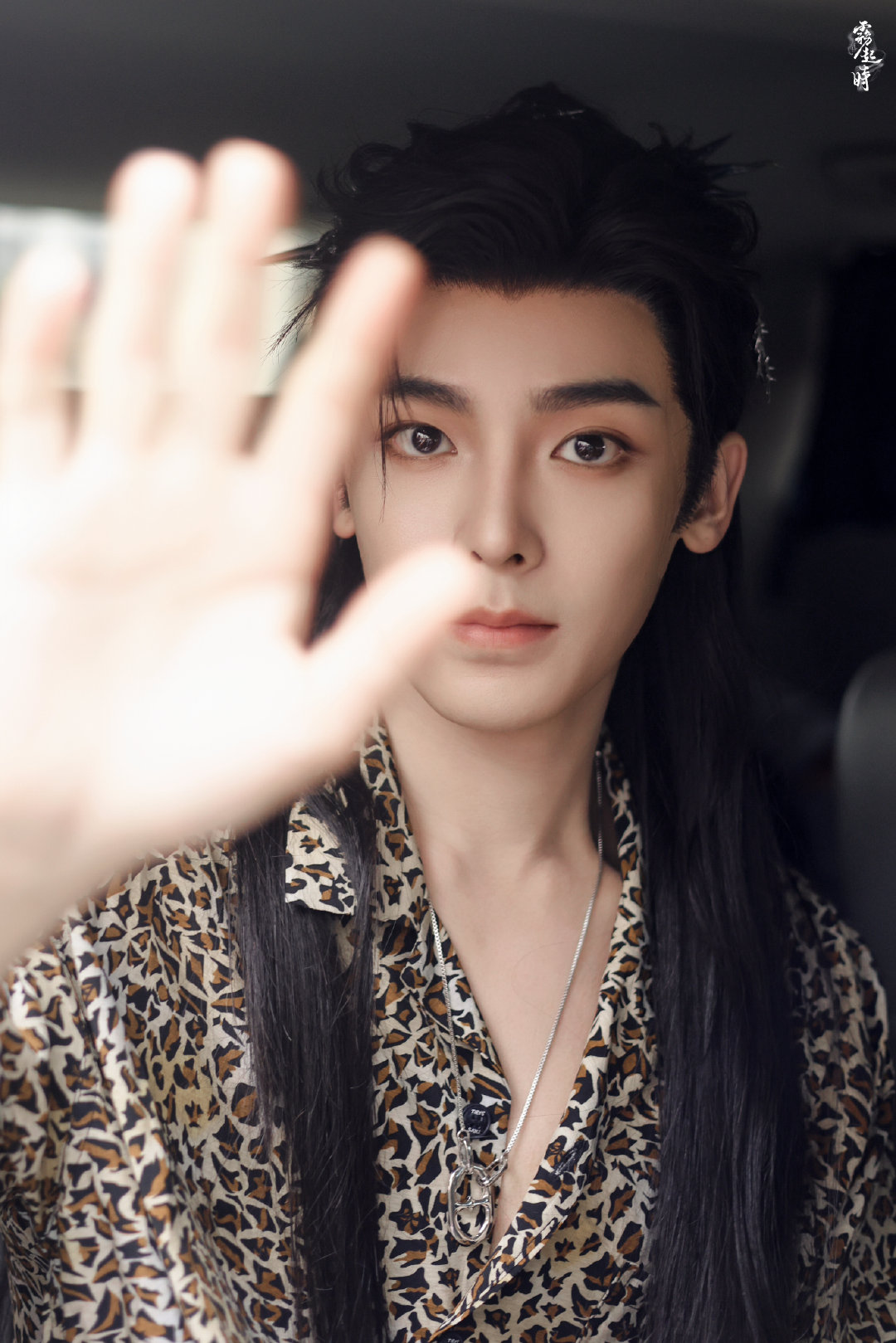 #侯明昊入青云造型# 侯明昊完美驾驭纪伯宰造型，服饰与发饰细节之处见真章，让人不