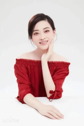 当年，在拍摄一场雨中戏份后，梅婷无法从角色中脱离，一直哭泣，张国荣做了一件事，让