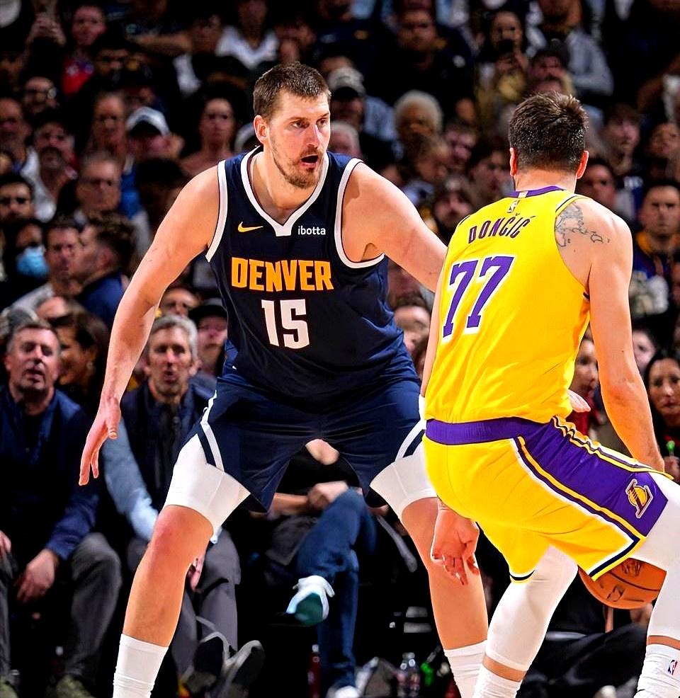 勒布朗刚破贾巴尔的NBA历史投篮纪录，湖人追到仅差1分，最后2分钟直接崩盘！