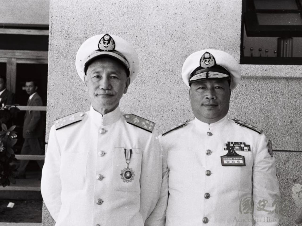 你见过一辈子搞陆军的蒋介石穿白色海军上将制服的样子吗？这张是台湾国史馆馆藏的50