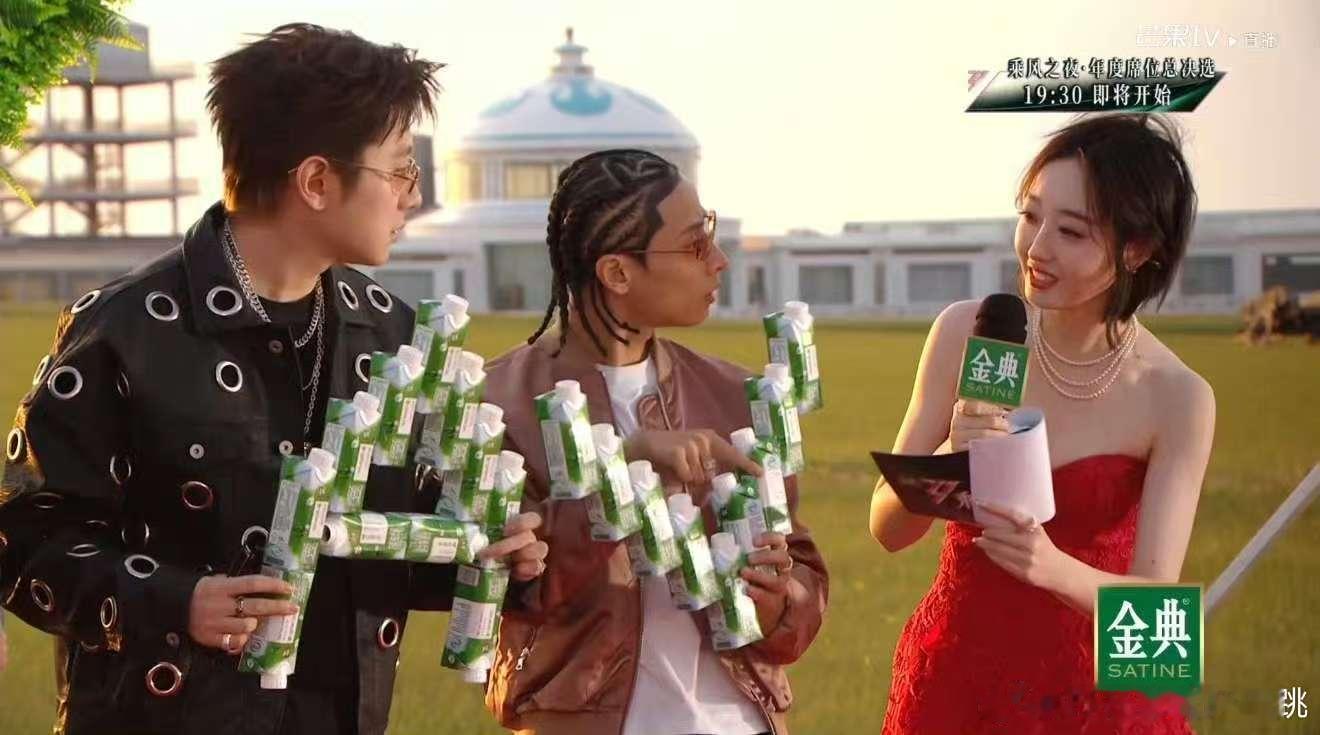 下午跟同事在办公室刷芒果台综艺，节目里有位叫VAVA的女歌手貌似挺受欢迎，不过她
