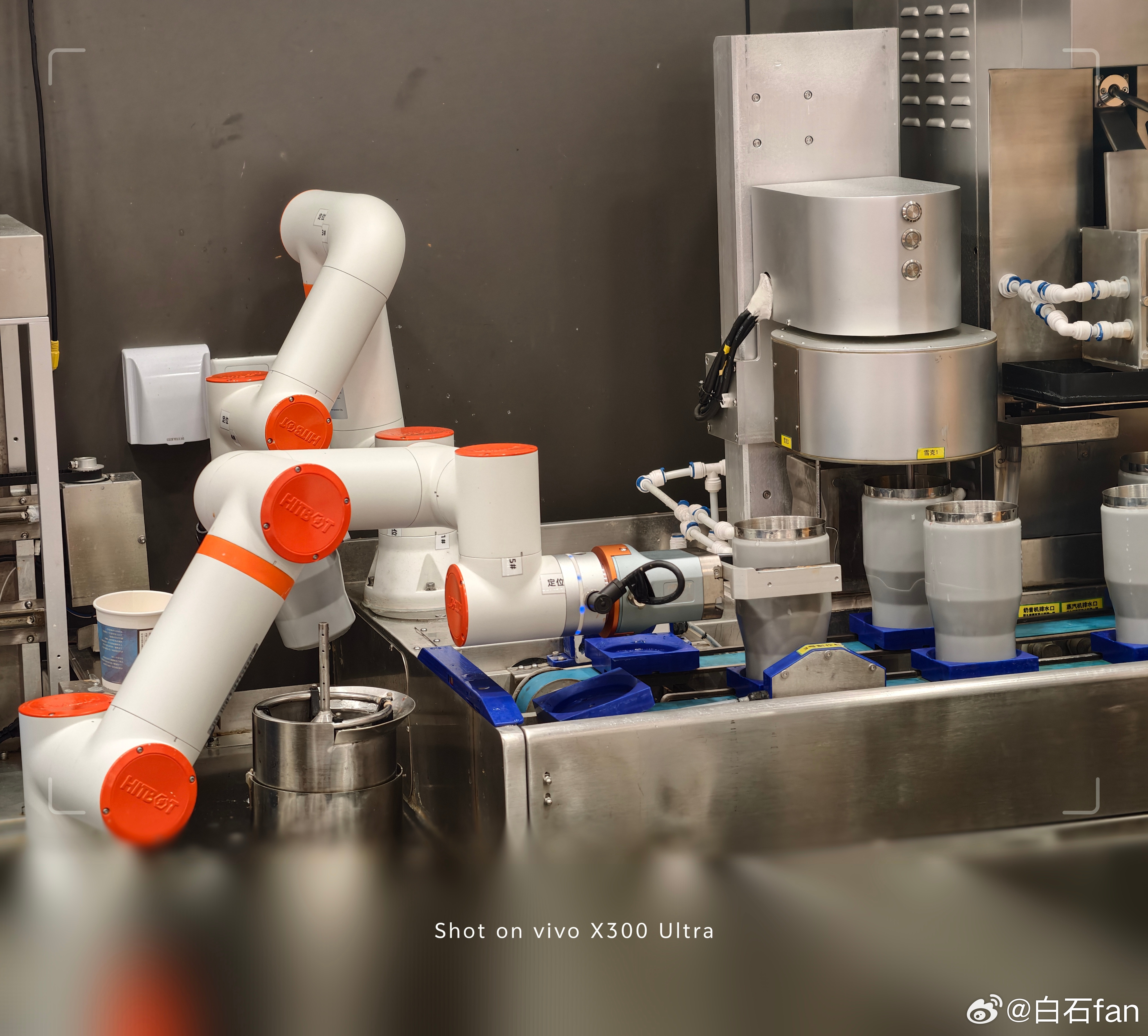长沙的茶颜悦色都已经进化到机器人自动做了？！！排队短了，效率高了！ 长沙·长沙世