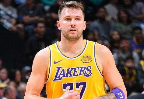 演出服遭集体退货家属称表演取消心系球队，火线回归！据Shams：东契奇上周大部分