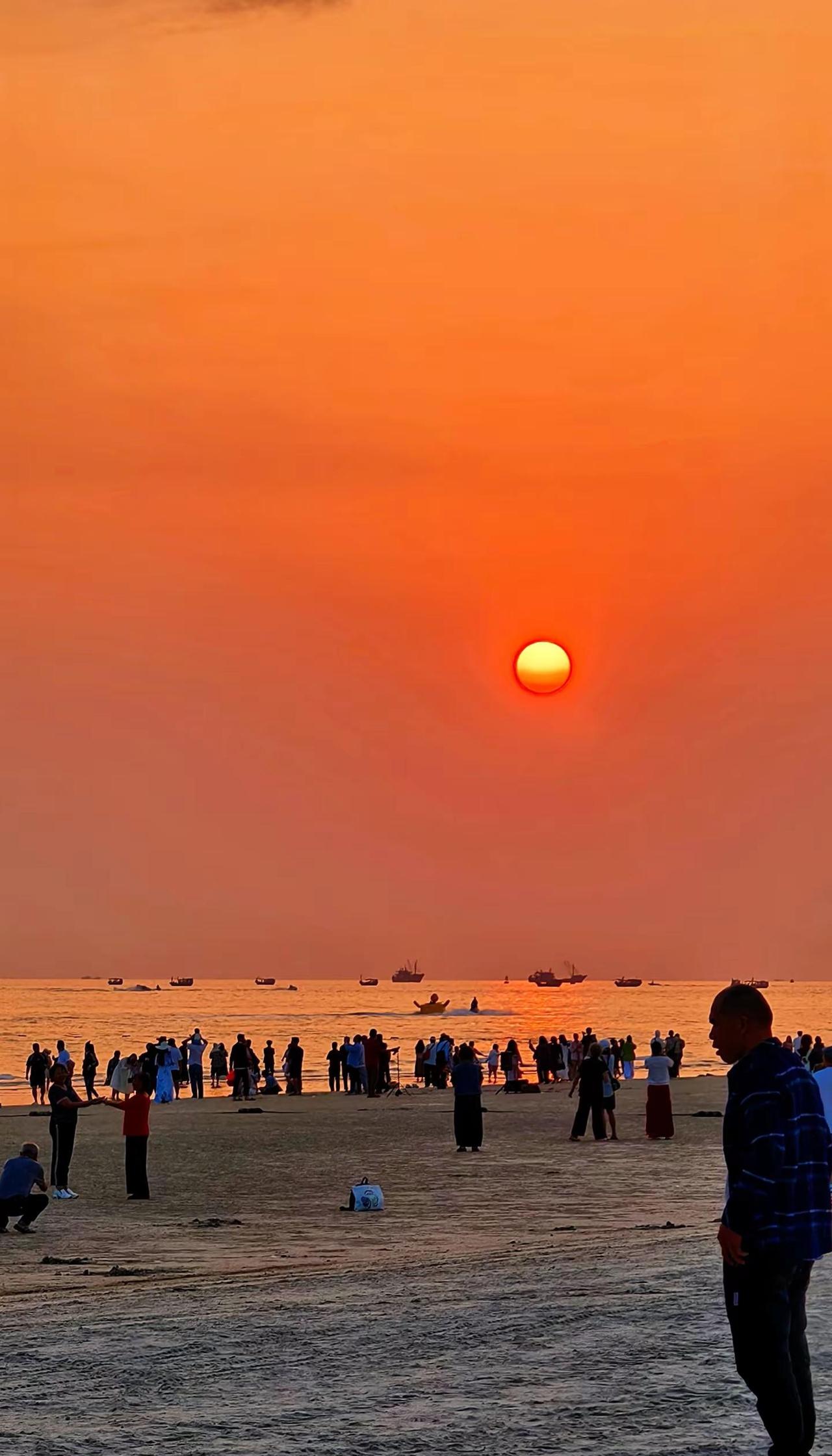 日落归山海，万事皆可期人生海海，山山而川不过尔尔就像这海边的日落无论今天有多少烦