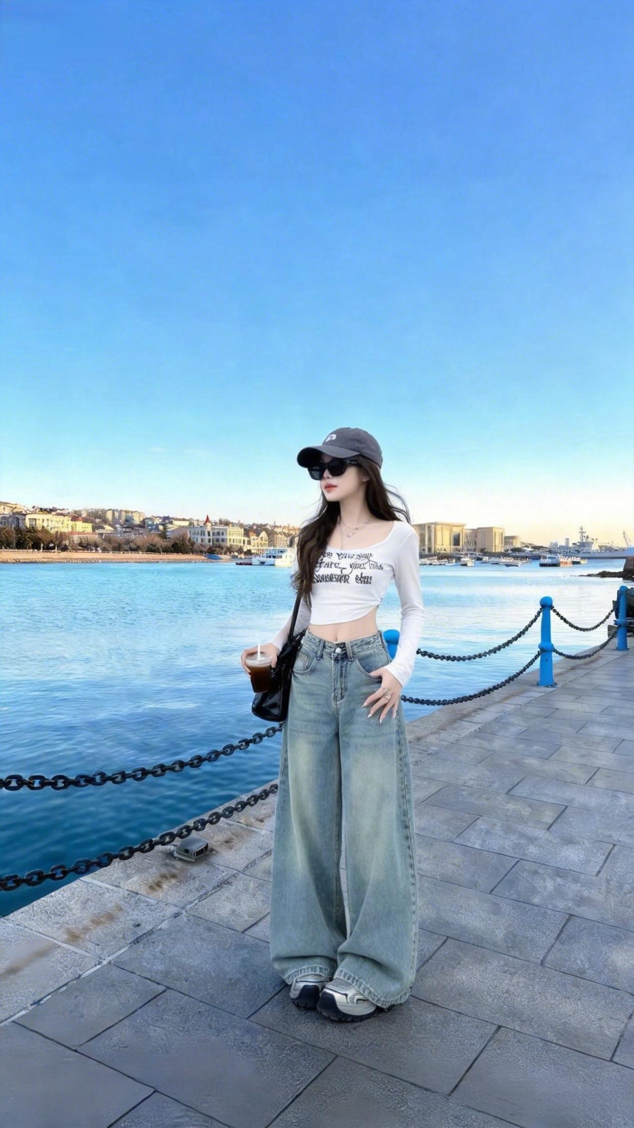 一位女生在湖边散步，穿着休闲。