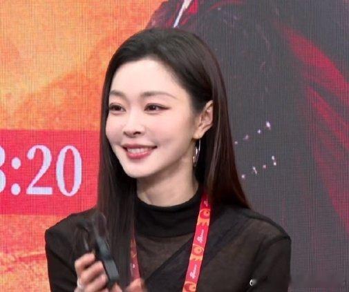 宋轶御姐黑长直平时甜妹感拉满，一披黑长直瞬间切换御姐模式！这头黑长直我能看一年！