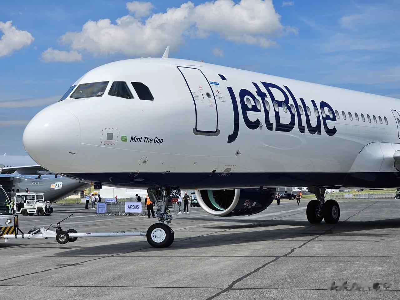 6月19日，巴黎航展开幕。捷蓝航空空客A321LR从纽约肯尼迪机场直飞后抵达巴黎