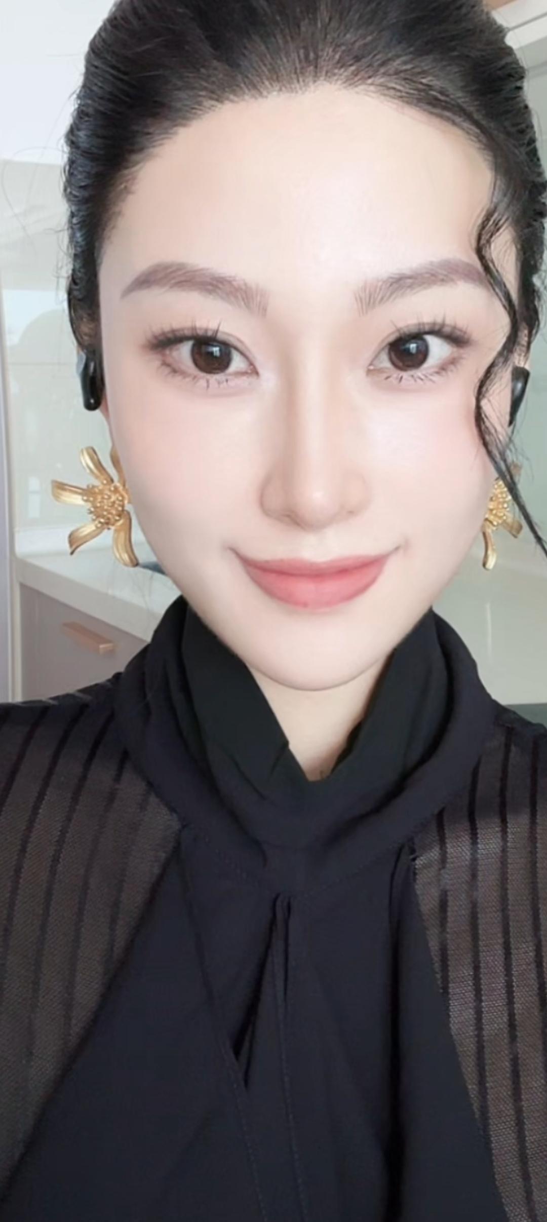 这姑娘打扮得真精致！