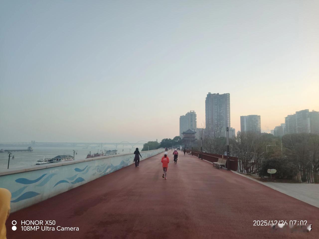晒图笔记大赛2025年12月26日长江岸边晨练