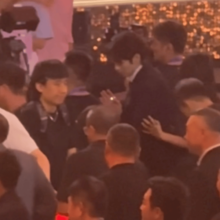 想这个戴着闪耀大戒指的家姐、、光影在指尖鎏过一圈的模样太美了🤧💧 ​​​