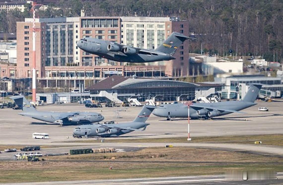 美国媒体透露，美国空军飞机正在向日内瓦运送设备，为副总统万斯可能前往日内瓦签署美