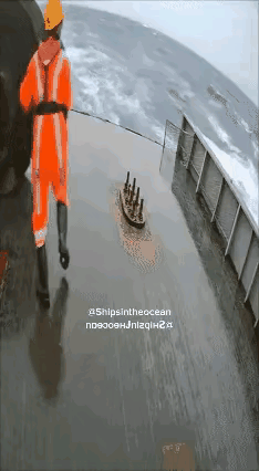 这个绝对属于重大事故了吧，不知道这样掉下去还有生存的希望吗？
这也算是工作中的失