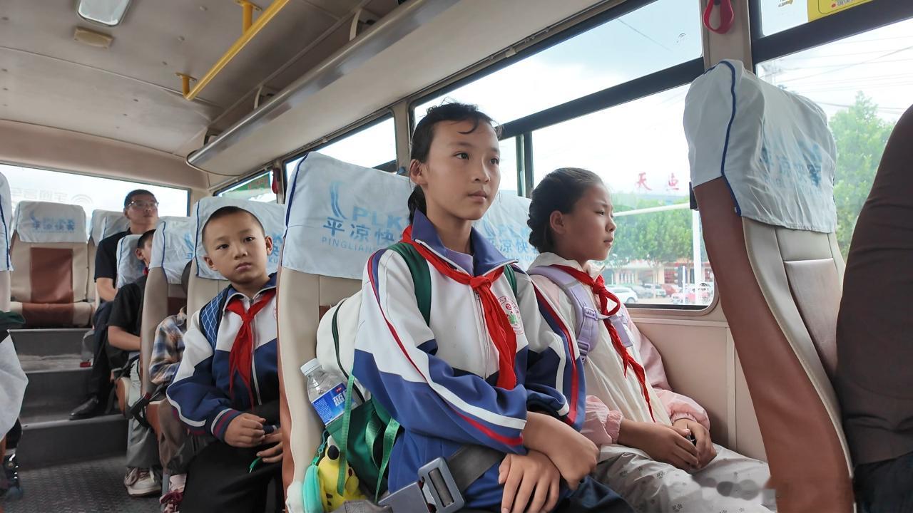 我的家乡我推介 静宁：校车进村 打通山区学子通勤“最后一公里”。清晨时分，一辆辆