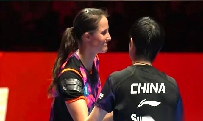 孙颖莎又赢了，这次是连续四届杀进世界杯决赛。
很多人盯着看比分，其实真正的“猫腻