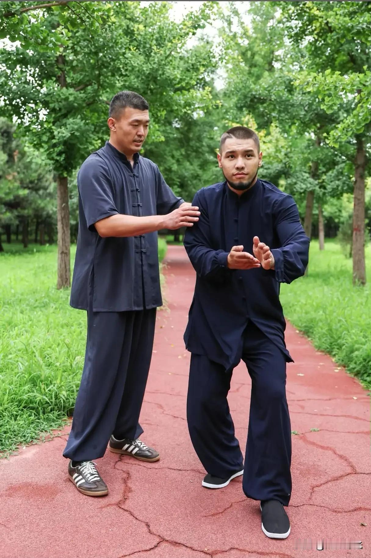 阿曼塔耶夫拜师鸽武缘，赵鸿刚大师兄位置彻底不保？
 
武术圈最近爆出一则重磅消息