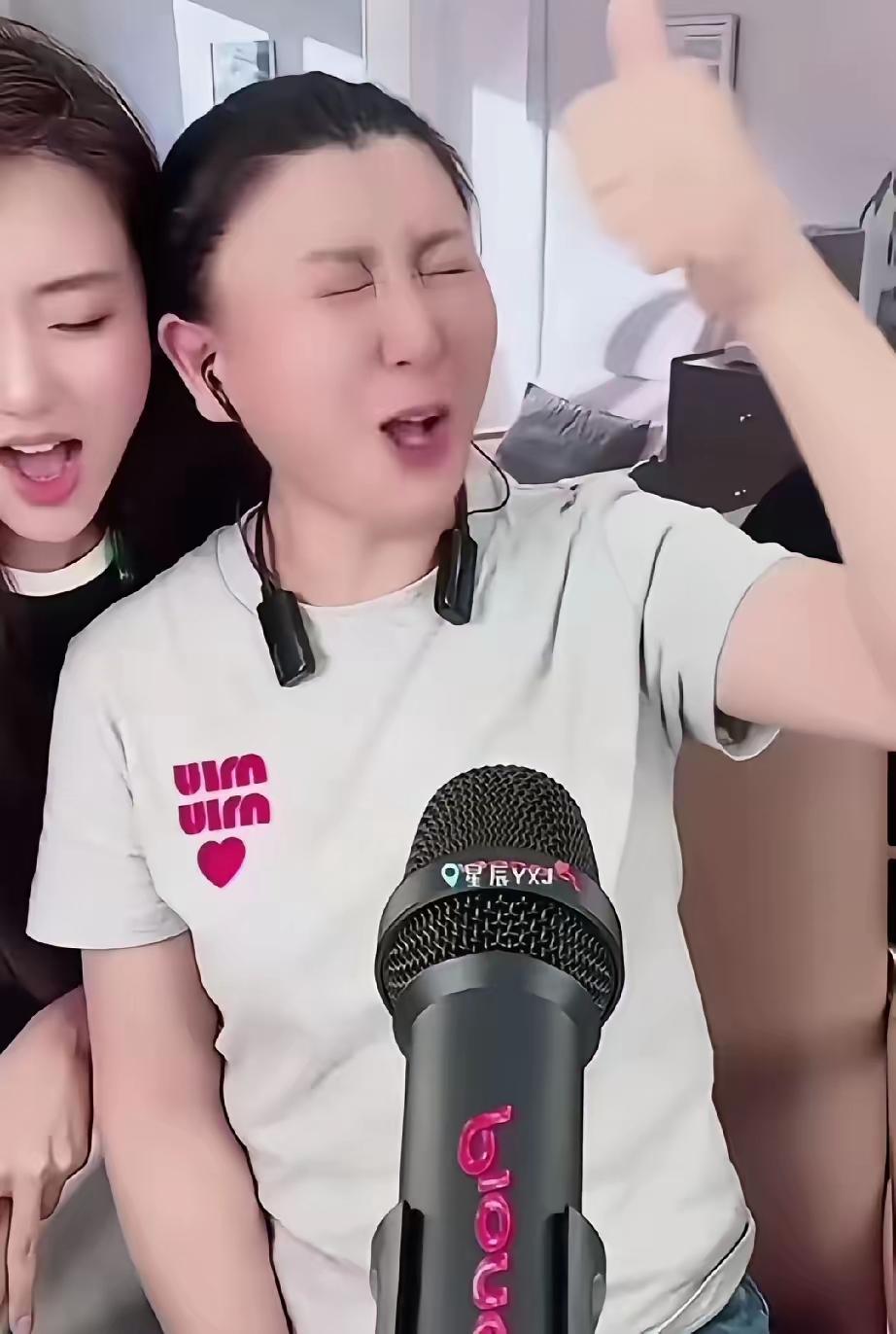 闫学晶又开播了，这次是在小号上。
 
大号因“哭穷炫富”被平台封禁，她就换个小号